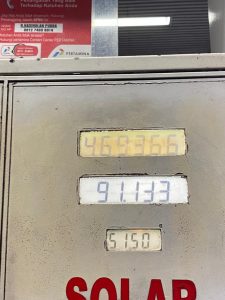 Kapasitas Tak Masuk Akal, Mobil Ini Dibiarkan Isi Solar Penuh di SPBU Simpang Rimbo