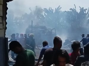 Kebakaran Gudang Minyak Ilegal di Simpang Rimbo Jambi Sempat Menjalar ke Jalan