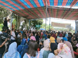 Rayakan HTN, Ratusan Petani Bikin Acara di Depan Pintu Masuk PT EWF
