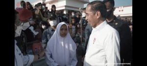 Jokowi Dimarahi Seorang Siswi SMA Saat Berkunjung ke Buton Selatan
