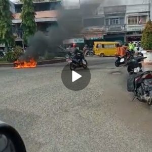 Sepeda Motor Terbakar Bersisa Rangka di Bundaran Tugu Juang