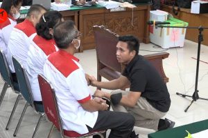 Bharada Berlutut Kepada Orangtua Brigadir J di Persidangan