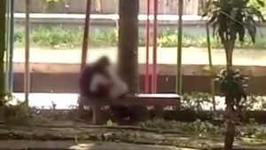 Tak Beradab! Masih Siang 4 Sejoli Ini Sudah Mesum di Taman Kota
