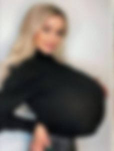 Model Ini Diusir Dari Kursi Penumpang Dan Duduk Di Kursi Dapur Pesawat Gara-Gara Ukuran Payudaranya Terlalu Besar