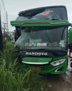 Hilang Kendali, Bus Handoyo Tabrak Truk Tangki Pengangkut CPO