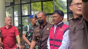 Ditetapkan Tersangka, Menkominfo Memakai Rompi Pink