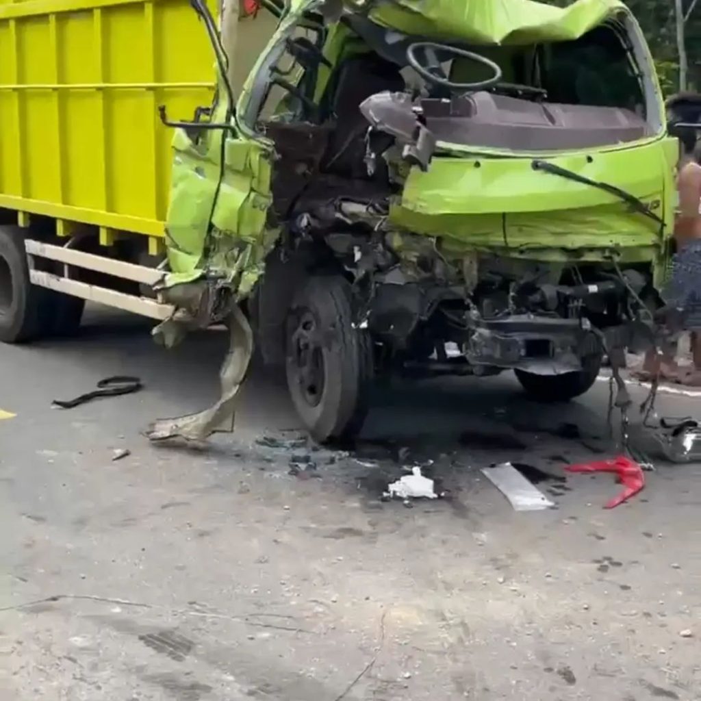 Truk tabrakan