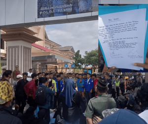 Mapolda Jambi Didemo Aliansi Mahasiswa Bersama Warga Kumpeh Ulu, Massa: Hentikan Tindakan Represif!