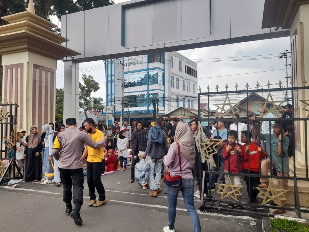 Warga Kumpeh Ulu Demo di Polda Jambi Karena Tak Terima Rekan Sekampung Ditahan