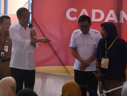 Jokowi Berikan Hadiah Sepeda Kepada Penerima Beras yang Hapal Pancasila