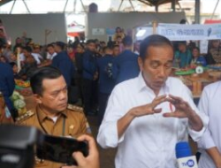 Presiden Jokowi Disambut Meriah Warga Merangin Saat Mengunjungi Pasar Rakyat dan Gudang Bulog Sarko
