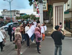 Tepat di Hari Bhayangkara, Masyarakat Demo Polda Jambi Terkait Maraknya Aktivitas Basecamp Narkoba
