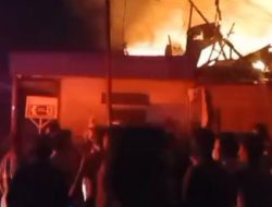 Korsleting dari Tiang Listrik, Rumah Warga di Starban Polonia Hangus Terbakar