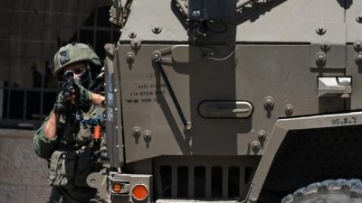 Israel secara brutal serang bus rombongan haji Palestina di Tepi Barat. (AFP/ZAIN JAAFAR)