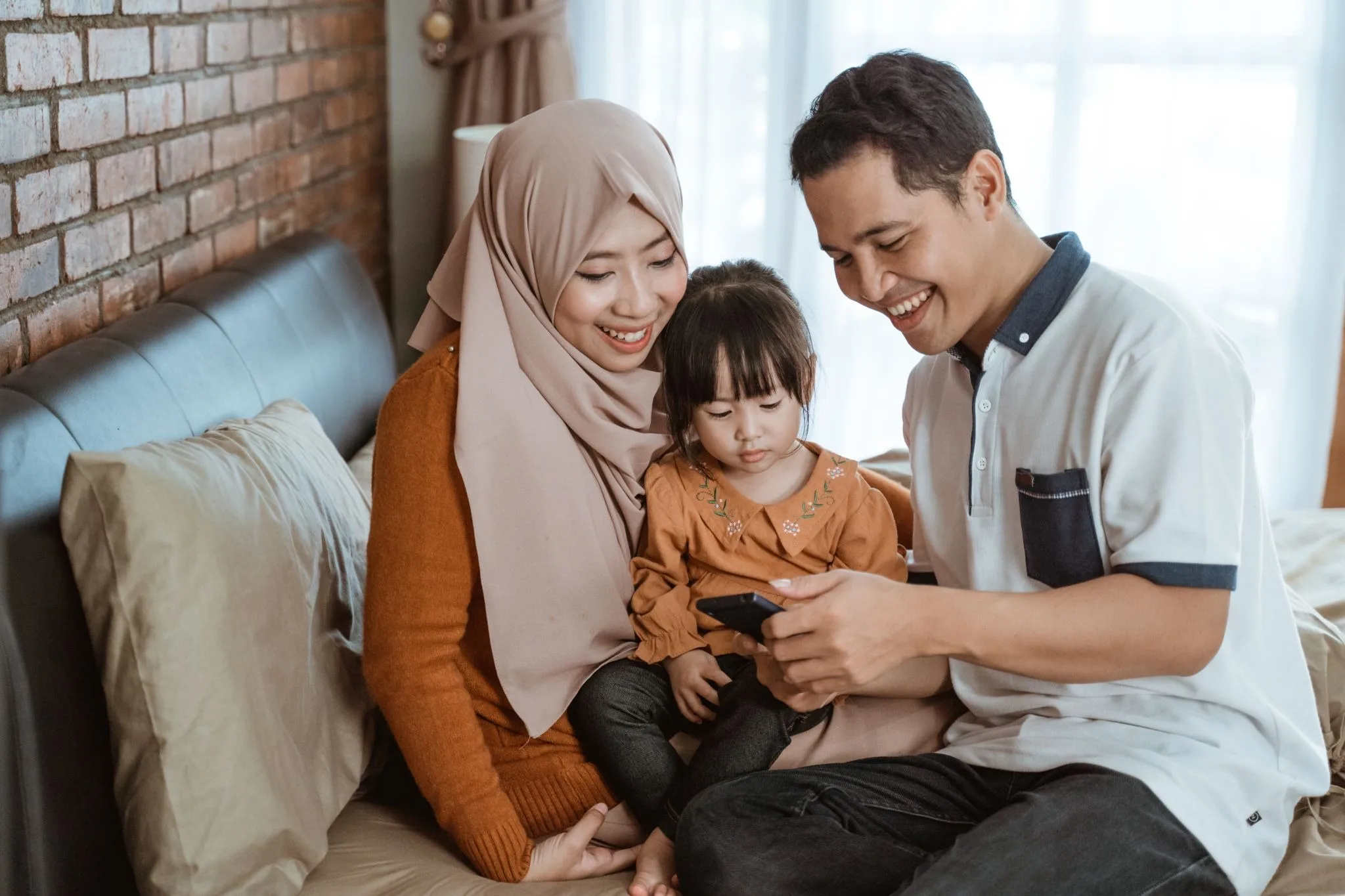 Source: Happiness of a muslim family together when using a smartphone | Premium Photo 